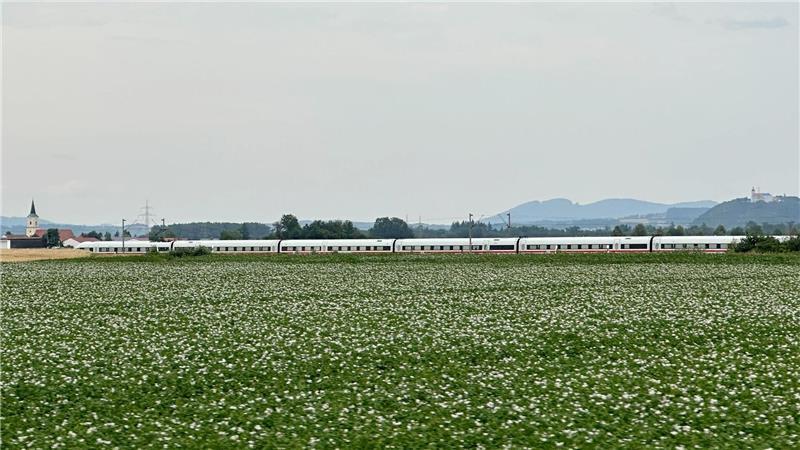 Der ICE blieb nach dem Angriff in der Nähe von Straßkirchen auf offener Strecke stehen.