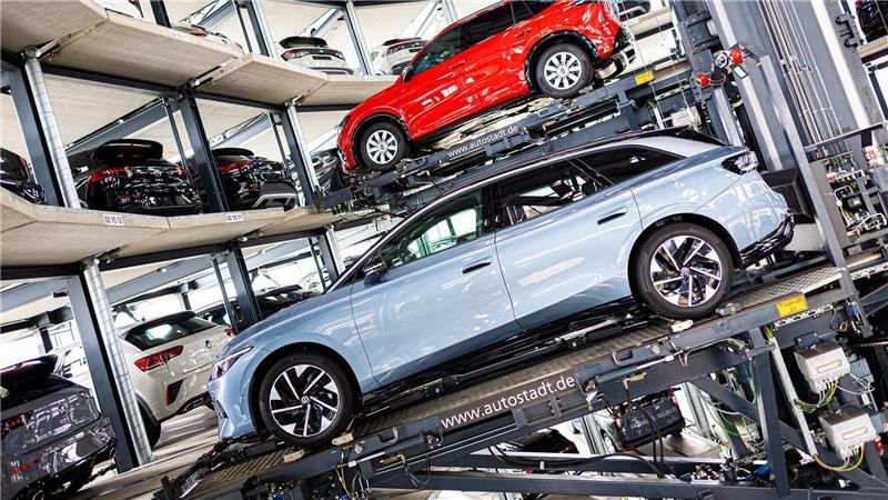 VW dominiert deutschen E-Auto-Markt - Tesla fällt aus Top10 Der ID.7 (vorne) war sowohl im April als auch in den ersten vier Monaten des Jahres die Nummer eins auf dem deutschen Elektroautomarkt. (Archivbild)