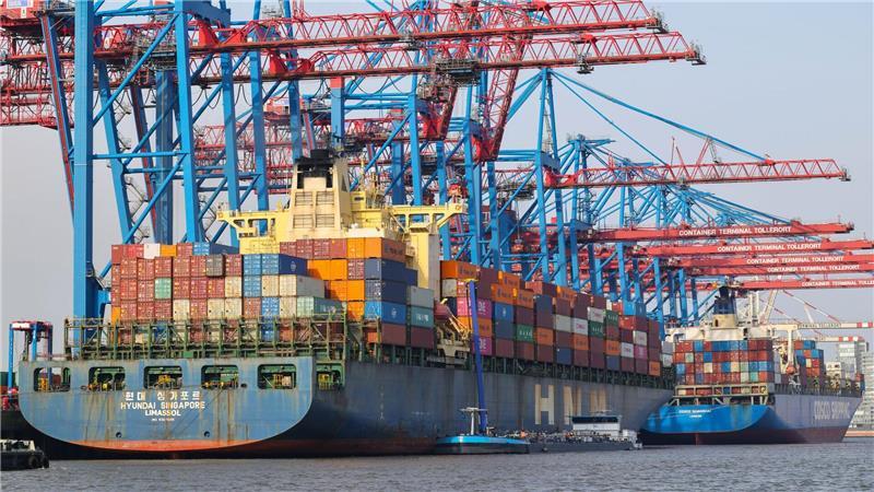 Der Im- und Export von Waren aus und nach Hamburg ist nach Angaben des Statistikamts Nord im vergangenen Jahr leicht gesunken. (Archivbild)