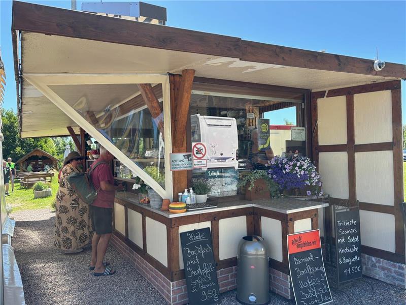 Freche Sprüche zur Frikadelle: Dieser Stader Imbiss hat Kultstatus Der Imbiss am See am Schwingedeich ist immer noch ein Geheimtipp.