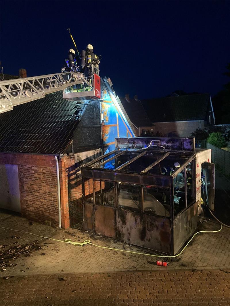 Der Imbiss brannte komplett aus. Foto: Polizei