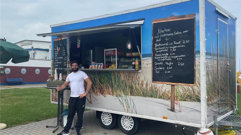 Cocktails und Pommes: Neuer Imbisswagen am Nordsee-Strand Der Imbisswagen gehört zur Fisch Bar. Er steht in direkter Nachbarschaft zum Rondell von Olaf Klußmann. Konkurrenten sind die beiden Betreiber nicht. Christos Stagos ist einer der Verkäufer im Imbiss.