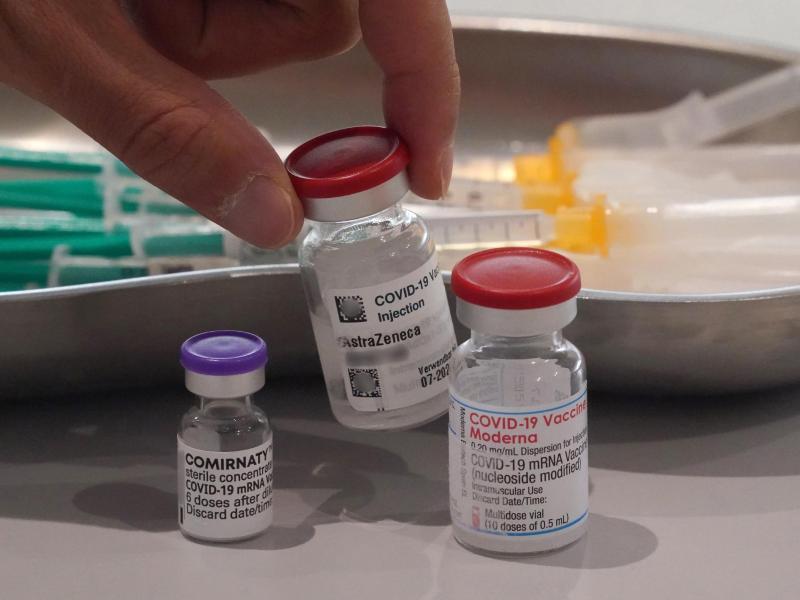 Der Impfstoff von Biontech steht neben dem Impfstoff Moderna, das Fläschen von Astrazeneca soll bei der Zweitimpfung eher nicht mehr zum Einsatz kommen. Foto: Marcus Brandt/dpa