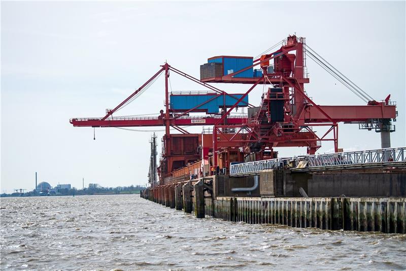 LNG-Terminal bringt Stade in die Schlagzeilen Der Industriehafen Stade, der für das geplante Import-Terminal für Flüssigerdgas zukünftig erweitert werden soll. Foto: dpa
