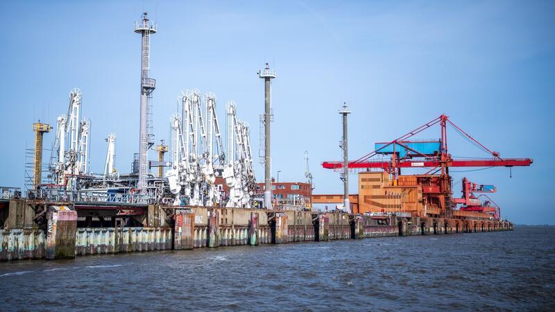 Anleger für LNG-Terminal fertig: Import soll 2024 starten Der Industriehafen Stade, der für ein Terminal für Flüssigerdgas erweitert wird.
