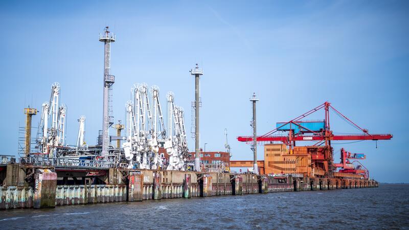 BUND klagt gegen festes LNG-Terminal in Stade Der Industriehafen Stade, der für ein Terminal für Flüssigerdgas erweitert wird. Das landbasierte Terminal soll 2027 in Betrieb genommen werden.