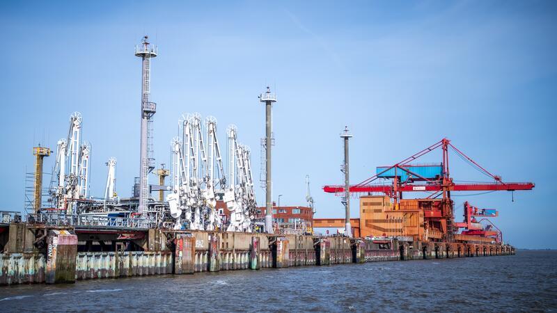 Der Industriehafen Stade, der für ein Terminal für Flüssigerdgas erweitert wird. Das landbasierte Terminal soll 2027 in Betrieb genommen werden.