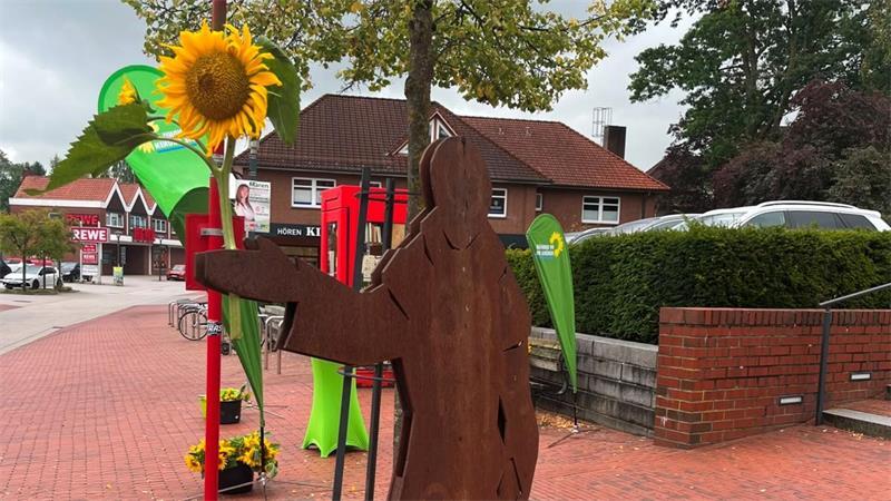 Mit Bürgern im Gespräch: Harsefelder Grüne verteilen Sonnenblumen Der Infostand der Harsefelder Grünen in der Marktstraße in Harsefeld.