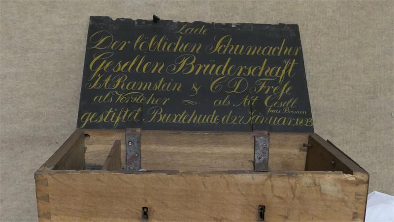 Drei Frauen entdecken Schatz der Buxtehuder Schützengilde von 1539 Der Inhalt aus der Schützenlade landete in der Schuhmacherlade.