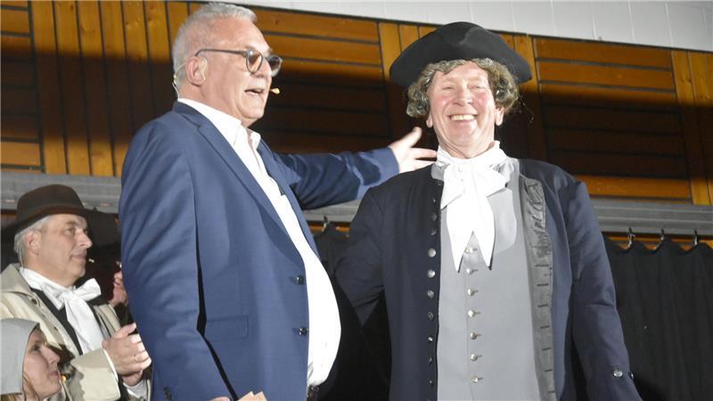 Der Initiator der Oste-Saga: Thormas Rosteck im Gespräch mit Amtsmann Pflüg.