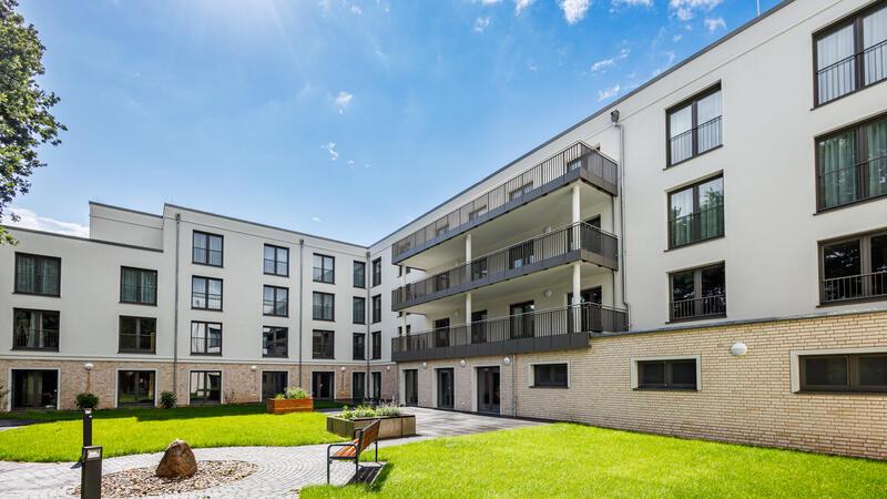 Der Innenhof auf der Rückseite des neuen Pflegeheims in Hammah. Das „Lebens- und Gesundheitszentrum" ist ein Projekt der Cureus-Gruppe, betrieben wird das „Haus Momentum" von der WH Care.