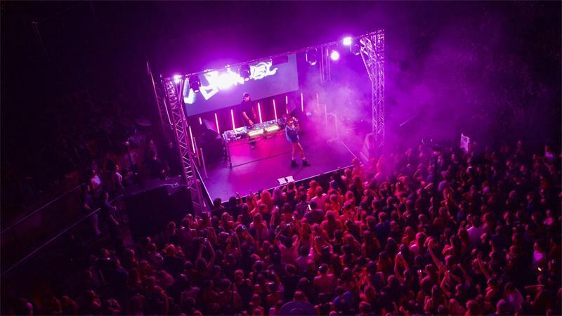 Ikkimel feiert Australien-Premiere: „Ikkimel ist überall“ Der Innenhof der Manning Bar auf dem Campus der University of Sydney war bei Ikkimels Auftritt rappelvoll.