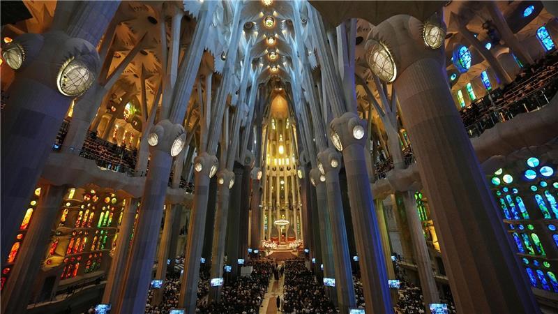 Der Innenraum der Sagrada Família ist riesig. Das Hauptschiff ist 45 Meter hoch und damit noch etwas höher als der Innenraum des Kölner Doms. 