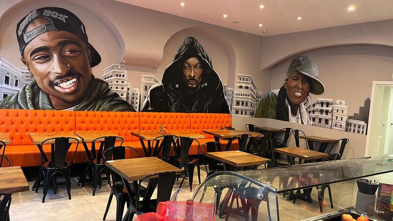 Der Innenraum ist mit Motiven aus der Hip Hop-Szene gestaltet. Dazu läuft passende Musik aus den Lautsprechern.