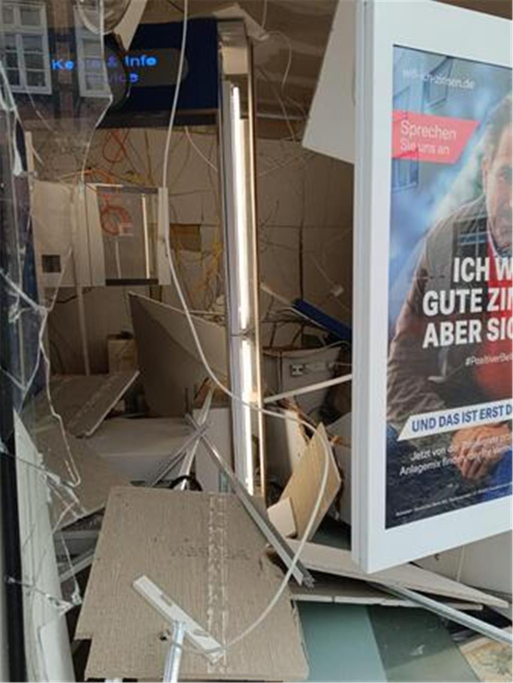 Der Innenraum ist vollkommen zerstört.