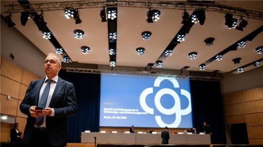 Der Insolvenzverwalter Stefan Denkhaus während der Gläubigerversammlung von Galeria Karstadt Kaufhof in der Messe Essen.