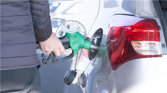 Der Iran-Krieg macht den Griff zur Zapfpistole immer teurer. 