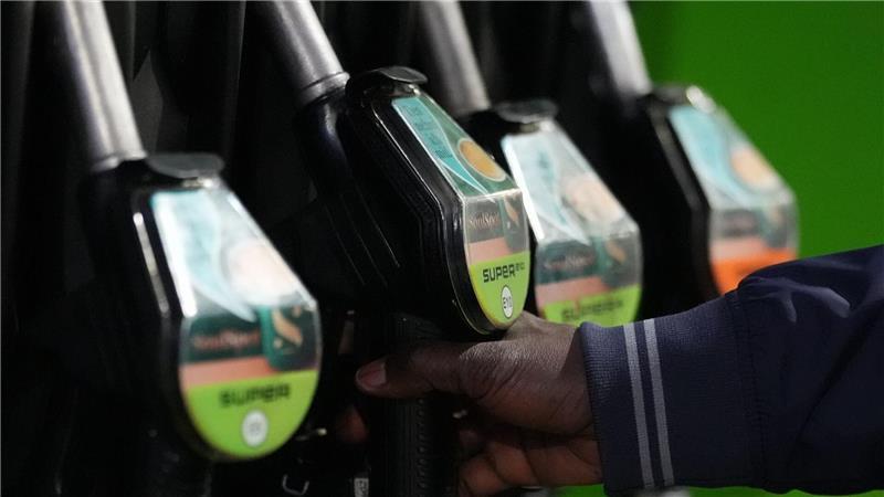 Der Iran-Krieg macht den Griff zur Zapfpistole immer teurer. (Archivbild)