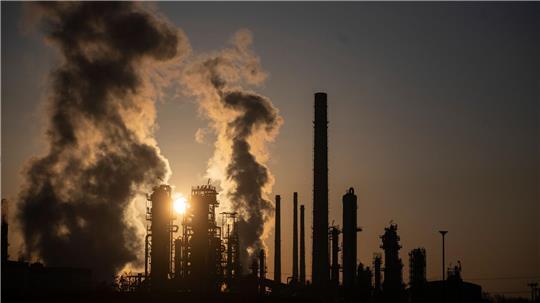 Der Iran-Krieg trifft die von Rohstoffen abhängige deutsche Wirtschaft hart. (Symbolbild)