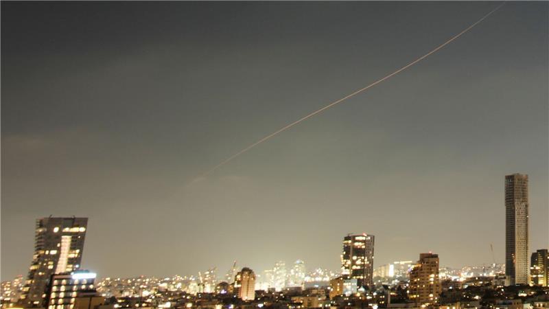 Der Iran hat am späten Sonntagabend Israel wieder mit Raketen angegriffen. 