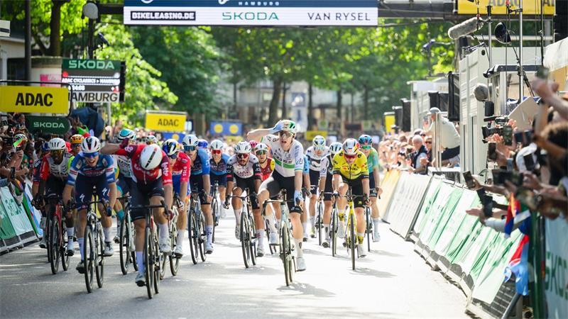 Der Ire Rory Townsend (5. von rechts) kommt als Erster durch das Ziel in der Mönckebergstraße.