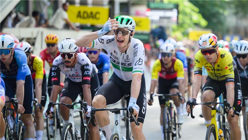 Der Ire Rory Townsend (6.v.li.) vom Q36.5 Pro Cycling Team kommt als Erstplatzierter durch das Ziel in der Mönckebergstraße in der Hamburger Innennstadt.