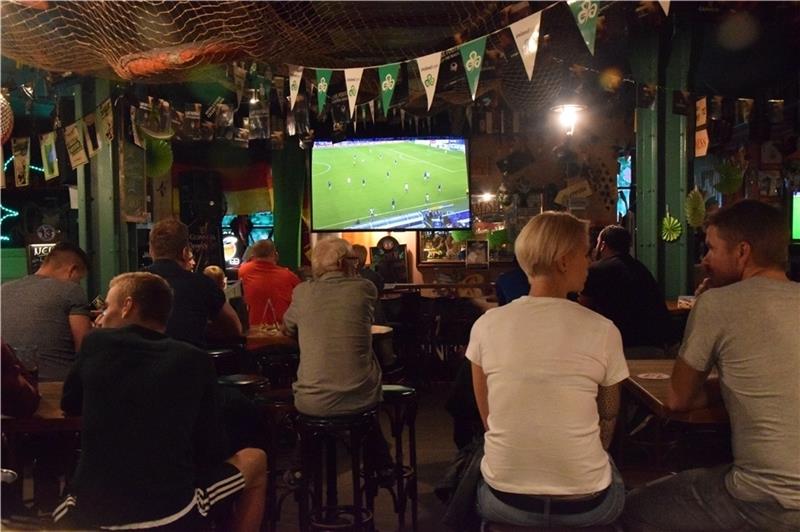 Der Irish Pub Fiddler’s Green in Stade zeigt schon seit seiner Eröffnung Fußball live. Inhaberin Kirsten Quell zahlt inzwischen das Fünffache von dem, was sie früher bezahlt hat. Fotos: Battmer