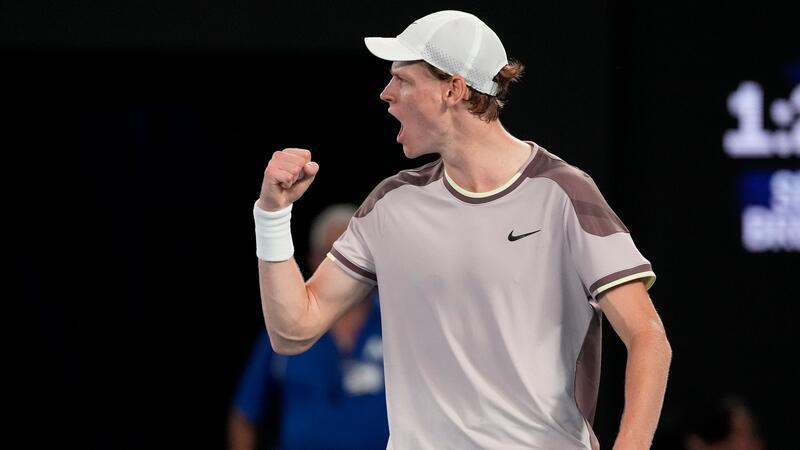 Ohne zu glänzen: Djokovic in Melbourne weiter auf Kurs Der Italiener Jannik Sinner jubelt nach seinem Sieg.