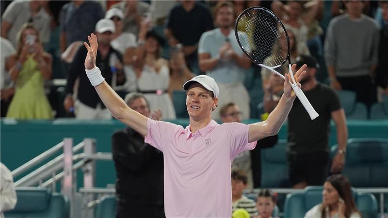 Der Italiener Jannik Sinner reagiert nach seinem Sieg über den Deutschen Alexander Zverev.