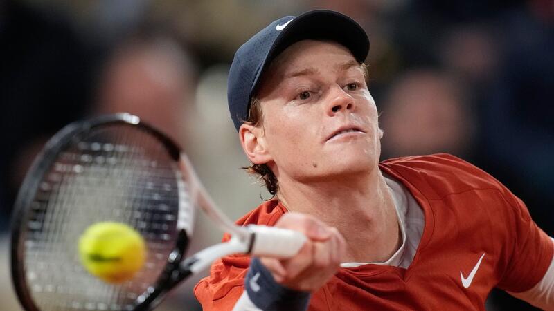 Sinner und Alcaraz machen Achtelfinal-Einzug perfekt Der Italiener Jannik Sinner setzte sich gegen den Russen Kotow mit 6:4, 6:4, 6:4 durch.