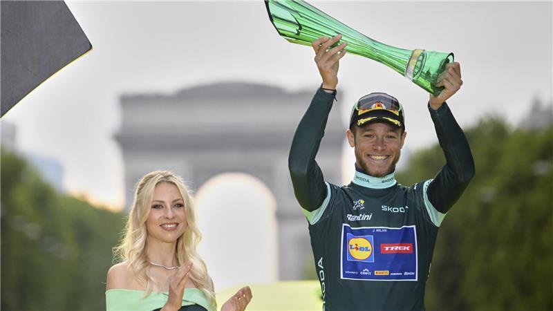 Der Italiener Jonathan Milan steht auf dem Podium und hält die Trophäe für den besten Sprinter während der Siegerehrung.
