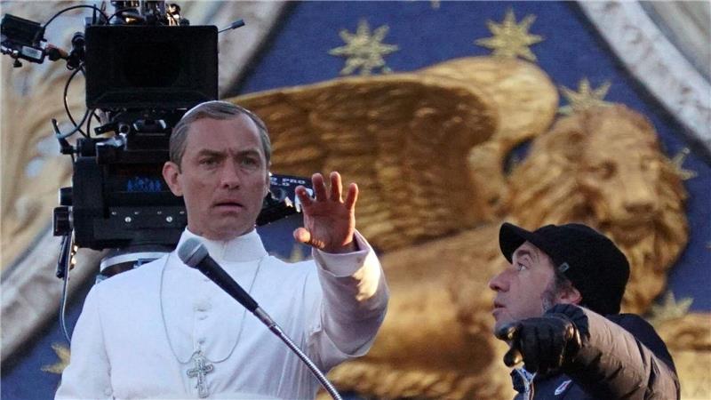 Papst aus den USA? In Serie mit Jude Law durchexerziert Der Italiener Paolo Sorrentino mit dem Briten Jude Law bei den Dreharbeiten zu „The Young Pope“ Anfang 2016 in Venedig.