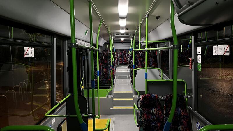 Warum dieser Busfahrer Schüler belohnte - und was er am Steuer noch erlebt Der Iveco-Bus ist nagelneu - ein Modell von 2024.