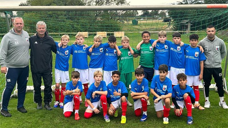 Der JFV D/A & Stade nahm an dem Benefizturnier in Garbsen teil und bekam einen besonderen Pokal.