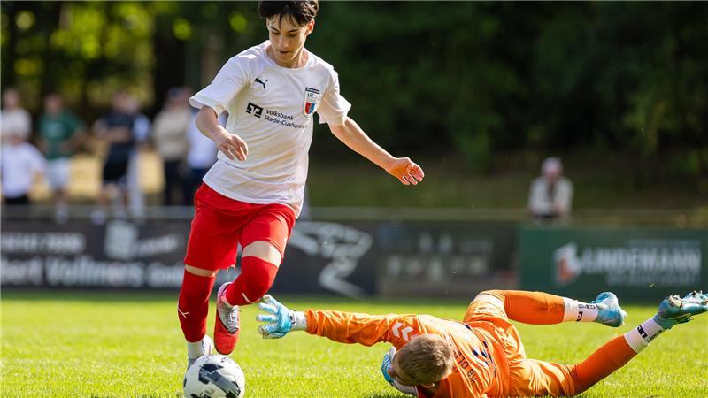 Der JFV verkürzt den Rückstand nach der Pause. Hier erzielt Damian Elias Mihro Burekovic noch ein Abseitstor, später trifft er zum 3:5.