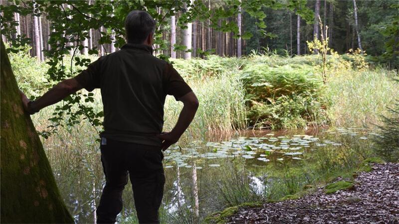 Der Jäger als Artenschützer. Viele Jäger legen heute Teiche an, pflanzen Hecken und säen Wildäcker ein. Alles Projekte, von denen viele Tier- und Pflanzenarten profitieren - und nicht nur das jagdbare Wild.