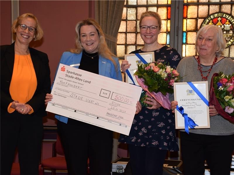 Der Jahresempfang als Frauensache (von links): Laudatorin Karina Holst, Bürgermeisterin Melanie Reinecke sowie Kristin Kehr und Karin Münz vom Verein „Stade liest“ im Königsmarcksaal. Foto: Strüning