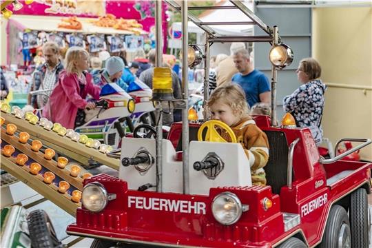 Der Jahrmarkt lockt mit zahlreichen Buden und Fahrschäften. Foto: Elsen/Archiv