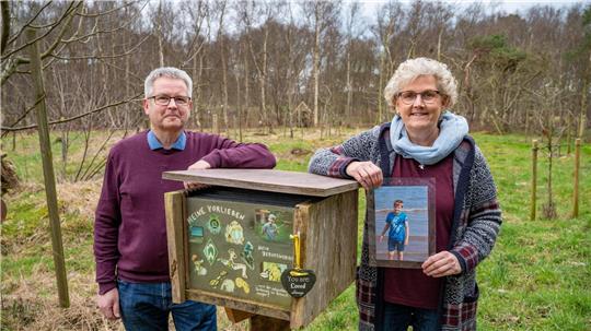 Der Jakobswald in Elmlohe erinnert an den 13 Jahre alten Organspender Jakob: Seine Eltern Detlef und Annette Saul fühlen sich ihm dort besonders nah. Foto: Scheschonka