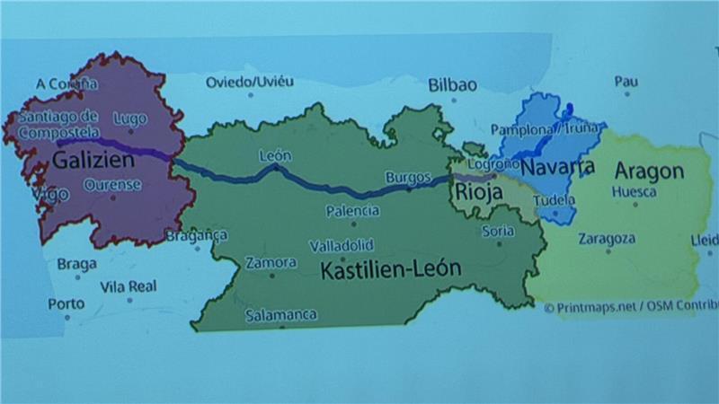 Der Jakobsweg führt über die Pyrenäen (rechts) quer durch Spanien bis nach Santiago de Compostela im Westen.