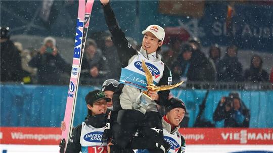 Der Japaner Ryoyu Kobayashi wird von seinen Mannschaftskameraden auf den Schultern getragen.
