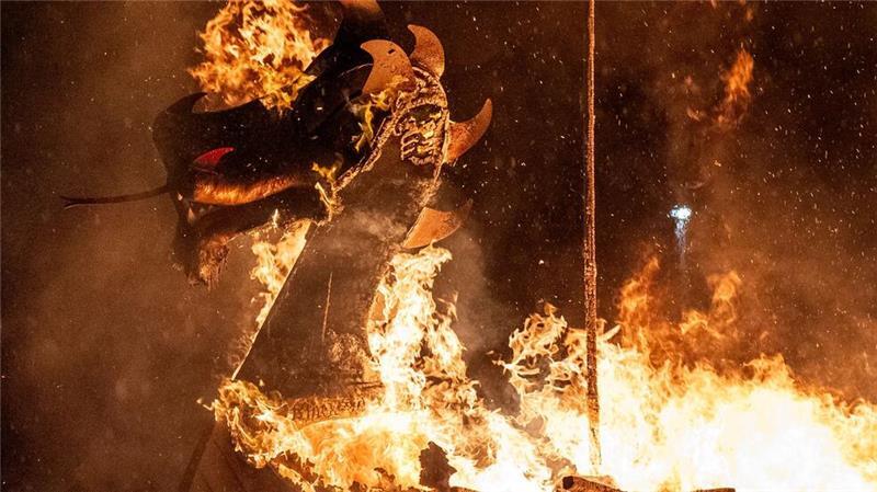 Der Jarl Squad zündete eine Galeere während des Up Helly Aa-Festivals in Lerwick auf den Shetlandinseln an. 