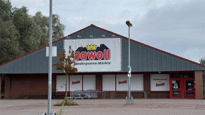 Der Jawoll-Sonderpostenmarkt am Kreisel Altländer Straße in Stade wird spätestens Ende des Jahres schließen.