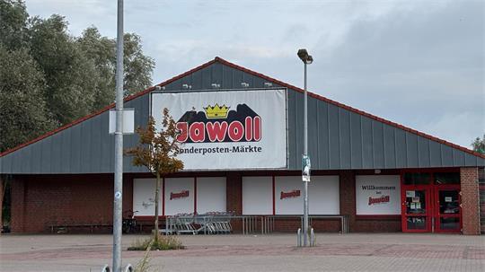 Der Jawoll-Sonderpostenmarkt am Kreisel Altländer Straße in Stade wird spätestens Ende des Jahres schließen.