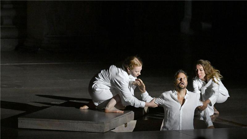800 Mal der Tod eines Superreichen in Salzburg Der Jedermann (Philipp Hochmair) im Juli 2025 in seinem Grab - gehalten vom Glauben (Regine Zimmermann) und seinen Werken (Kathleen Morgeneyer). (Archivbild)
