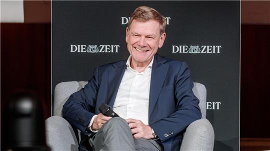 Der Job kostet viel Kraft, Auszeit findet Wadephul im Theater. 