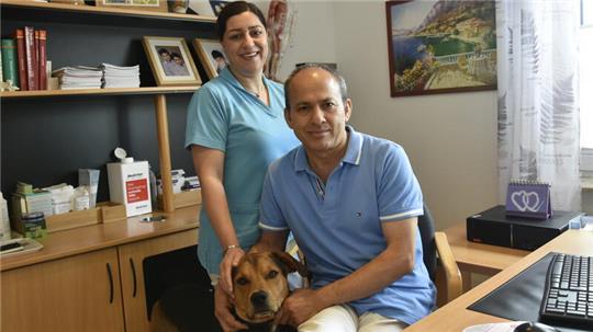 Der Jorker Hausarzt Wahid Ghorwall und seine Frau Nadera mit Wachhund Pablo organisieren die Informationsveranstaltung über Afghanistan-Hilfe in der Festhalle.