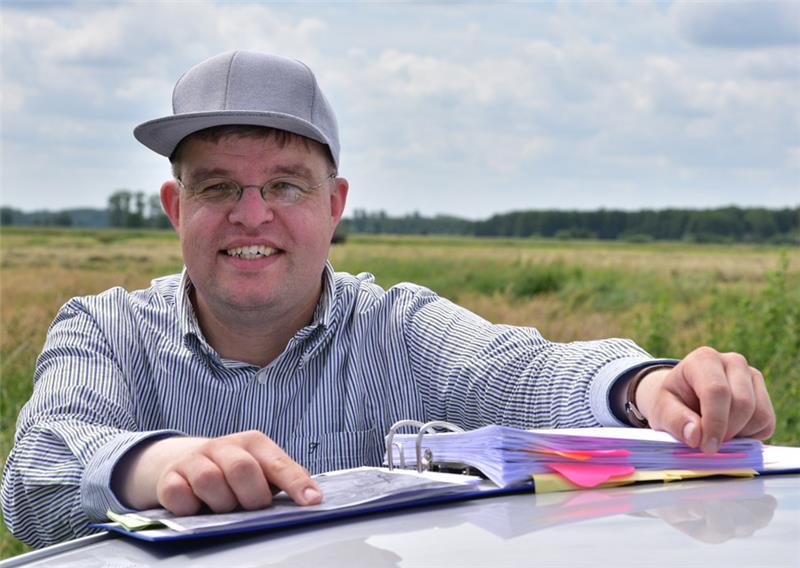 Der Journalist Benjamin Reimers (35) aus Winsen an der Luhe hat akribisch recherchiert und auch die Tatorte der einzelnen Überfälle aufgesucht. Durch die Schwingewiesen zwischen Wiepenkathen, Groß Thun und Riensförde flohen die Kriminellen nach dem Marktkauf-Raub an Heiligabend 2012. Fotos: Beneke