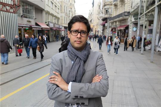 Der Journalist Hasnain Kazim schreibt in „Post von Karlheinz“ über seine Erfahrungen mit Hassmails. Foto: Can Merey/dpa