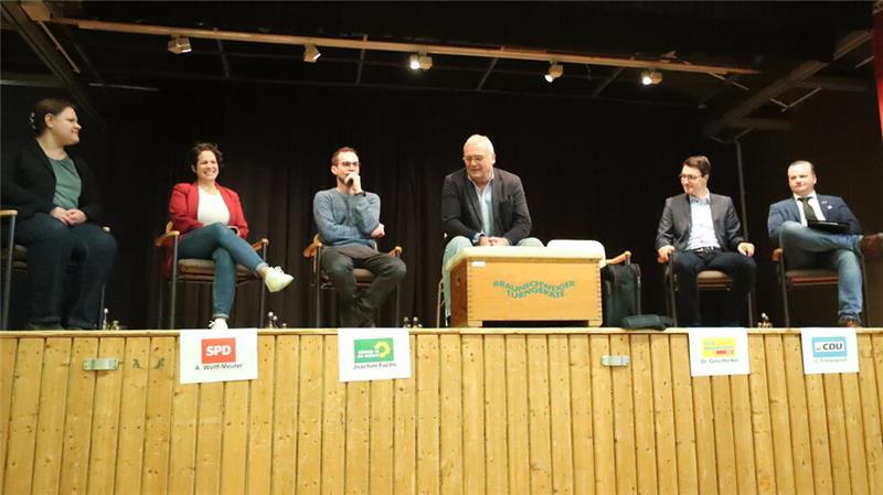 Podiumsdiskussion: Drochterser Schülerin lässt AfD-Kandidaten auflaufen Der Journalist Thomas Rosteck (Dritter von rechts) moderiert die Podiumsdiskussion. Der Vertreter der FDP, Günter Wichert, kam nicht.